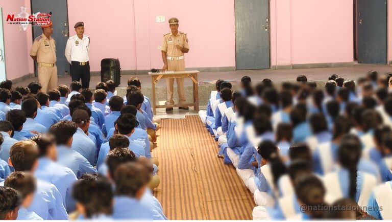 राजकीय इंटर कॉलेज टांडा में छात्र-छात्राओं को सड़क सुरक्षा के प्रति किया जागरूक