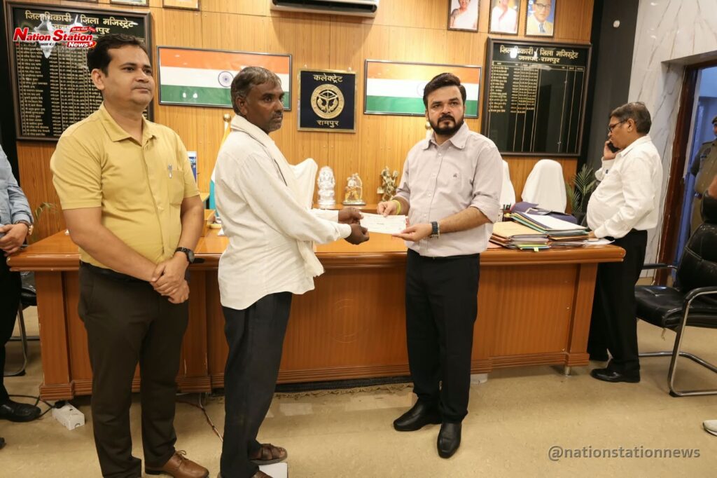 जनता दर्शन में दो गंभीर बीमार बच्चों के इलाज के लिए डीएम ने थमाए एक-एक लाख के चेक