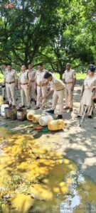 फर्रुखाबाद में अवैध शराब के खिलाफ आबकारी विभाग का बड़ा एक्शन, 15 लीटर कच्ची शराब और 200 किलो लहन बरामद